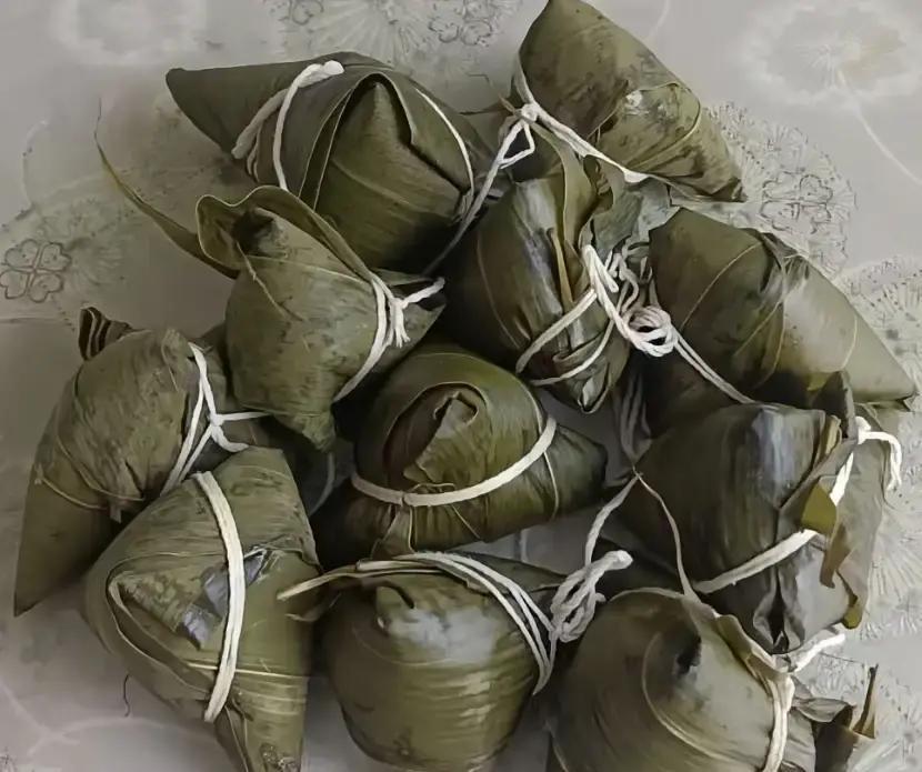 昨天下午，303住户送来的11个粽子，最后被302悄悄丢在了门外垃圾袋里。那