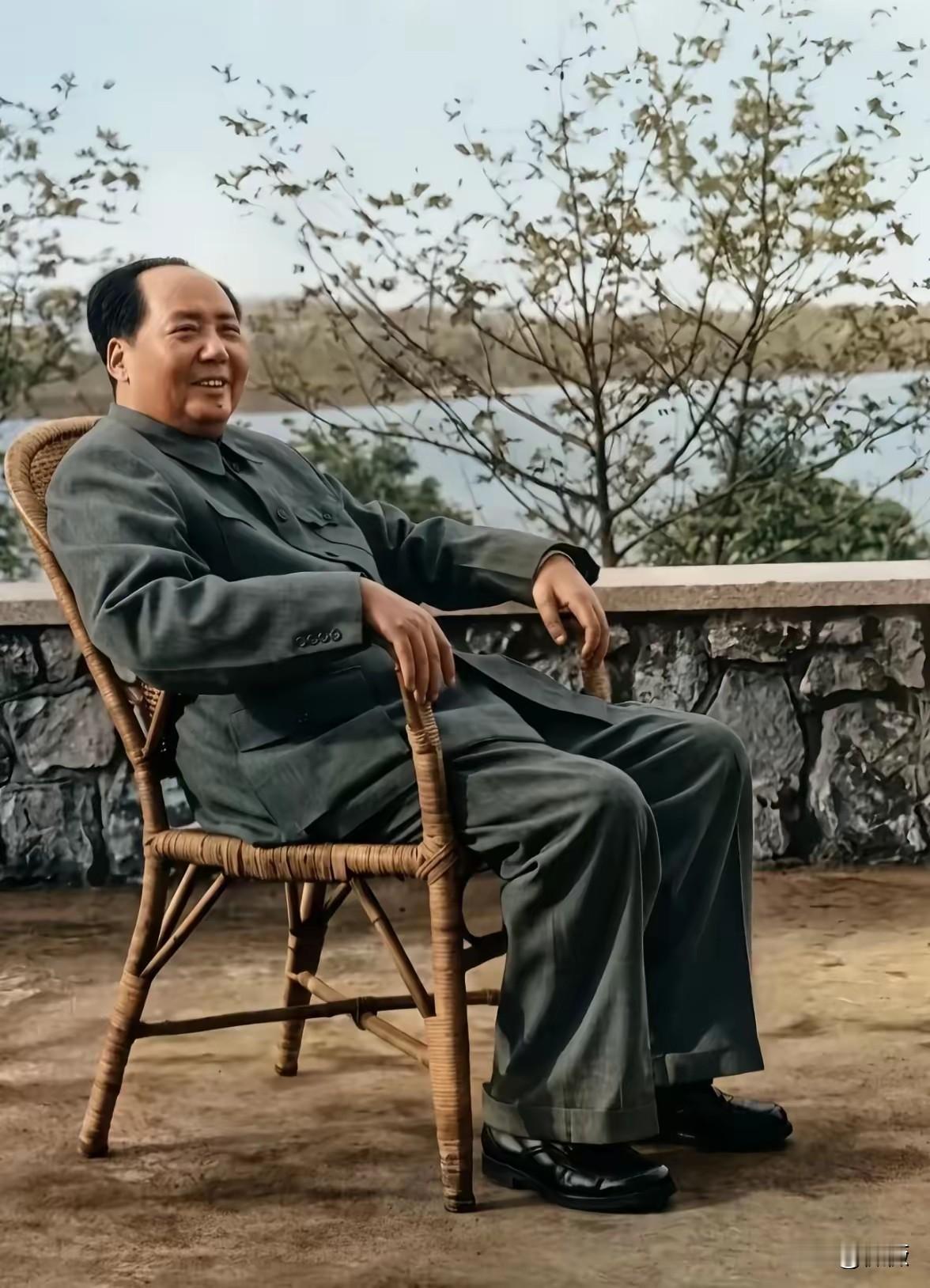 毛主席到底有多智慧，看完这几句话，你就明白了。​1、他说：在危险环境中表示绝望