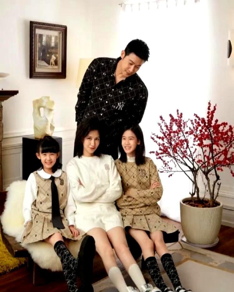 陆毅和鲍蕾的30年，全靠一双腿撑着。一家四口，八条腿，走到哪都是焦点。谁能