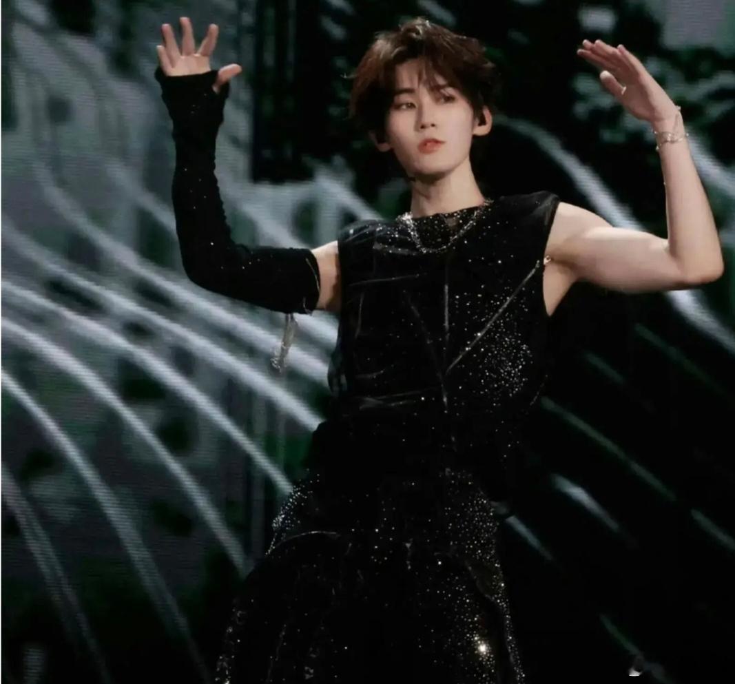 近日，时代少年团在江苏常州举办的演唱会成为了众人瞩目的焦点。这场音乐盛宴不仅展现