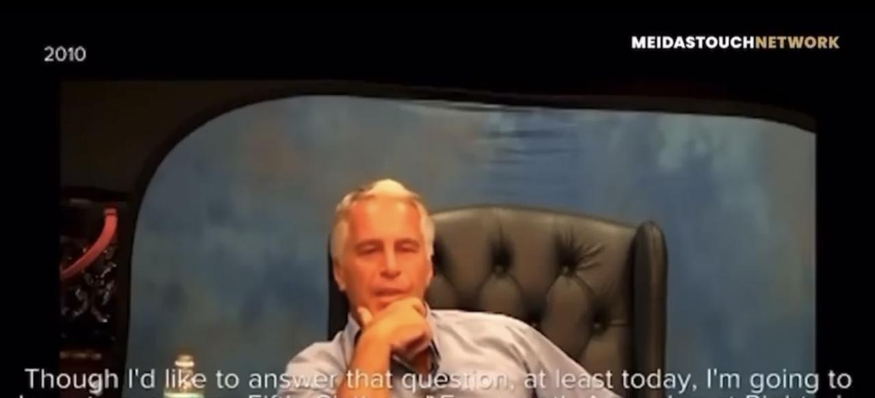 问：“你是否曾经和唐纳德.特朗普有私人关系？”爱泼斯坦：“什么算私人关系？”