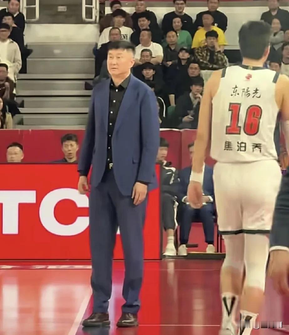 在广东队跟山西队的比赛中，场上出现了反常的一幕，状态不佳的焦泊乔被杜锋换下场的时