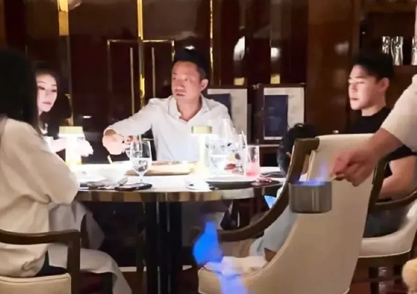 原来大S说的是真的！昨晚，汪小菲带俩孩子到高级餐厅吃饭，玥儿端坐，后背笔直，上来