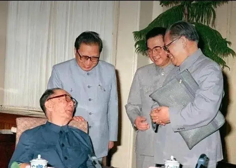 这是一九八九年六月十五日，中央领导同志到寓所看望老一辈无产阶级革命家、开国元帅聂
