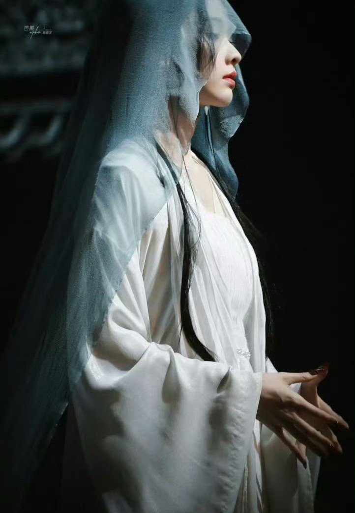 月鳞绮纪破万陈都灵这里面的造型真的很好看，看得出来很精致很用心了，好喜欢这个风格