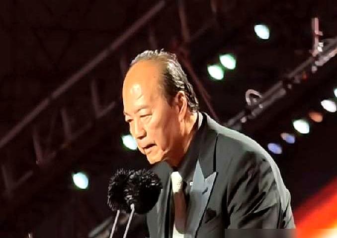 哈尔滨那场大雨里，80岁的狄龙上台领终身成就奖时，台下湿成一片，却几乎没人起身离