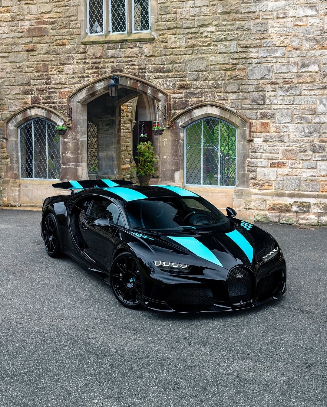 在石与影之间，完美得以成形。ChironSuperSport-黑钻。..