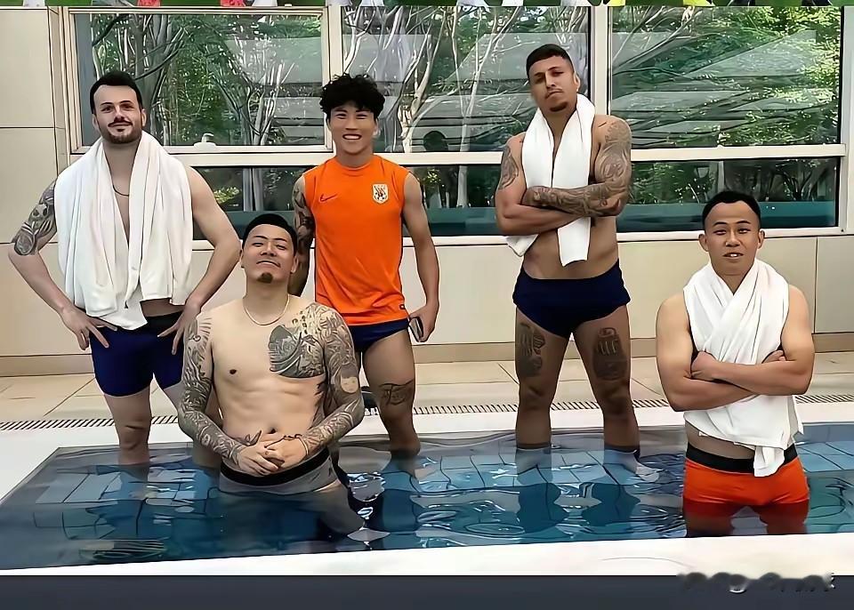 鲁能球员霸气照，有人说霸气，有人说张青帮佬。反正球好不好不敢说，这个纹身做的不错