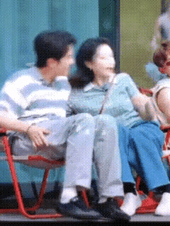 周涛抱彭冠英，被很多人解释为生理性喜欢，过度解读他们的亲密举止。其实是一个拥