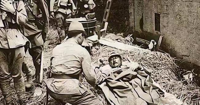 1939年12月24日深夜，广西南宁北郊九塘，一座残破的土平房里，灯火在寒风中微