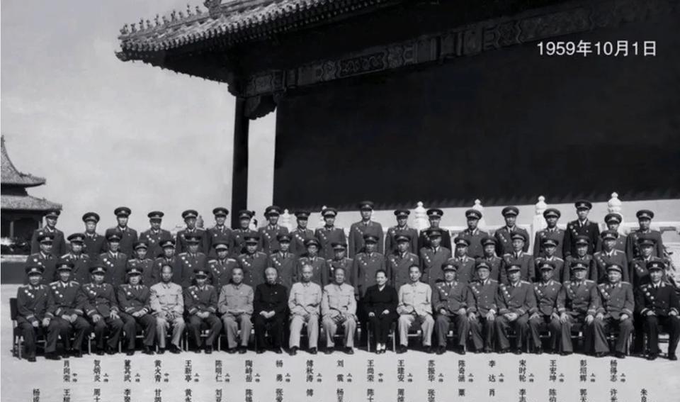 建国十周年，开国领导人和将帅大合影。这张照片既有群星闪耀的大气磅礴，又有遍插茱萸
