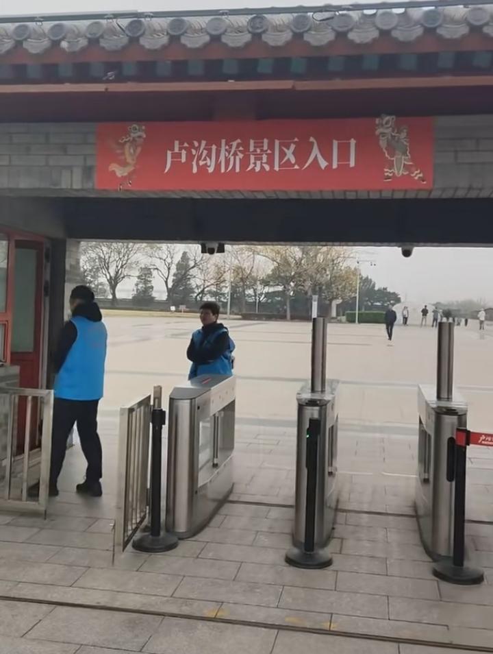 很多景区在附近道路上修围墙，拉围栏，防止路过游客偷窥，对不起，想看看，想参观必须