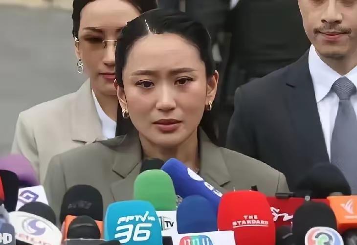 他信被押送曼谷监狱服刑一年，本来他信因所犯罪行累记要服刑八年的，因泰王玛哈特赦减