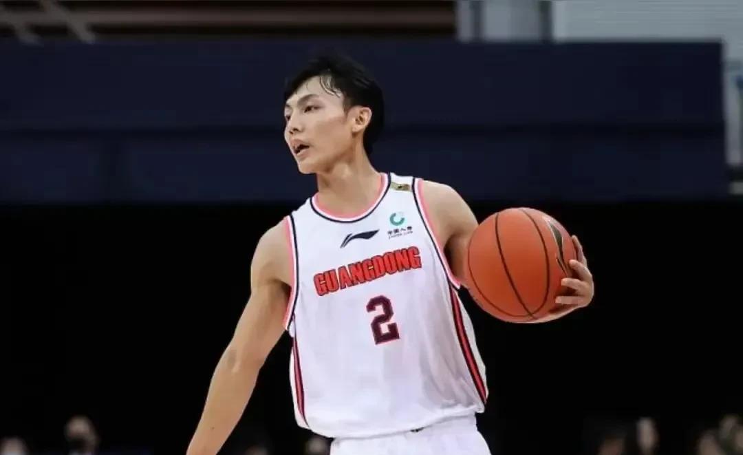 徐杰留在广东男篮！最近，坊间盛传上海队开出三年一千五百万的高价合同，意欲