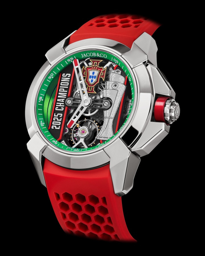 葡媒: C罗向葡萄牙队友赠送夺冠纪念手表 已将若塔手表寄给其家人