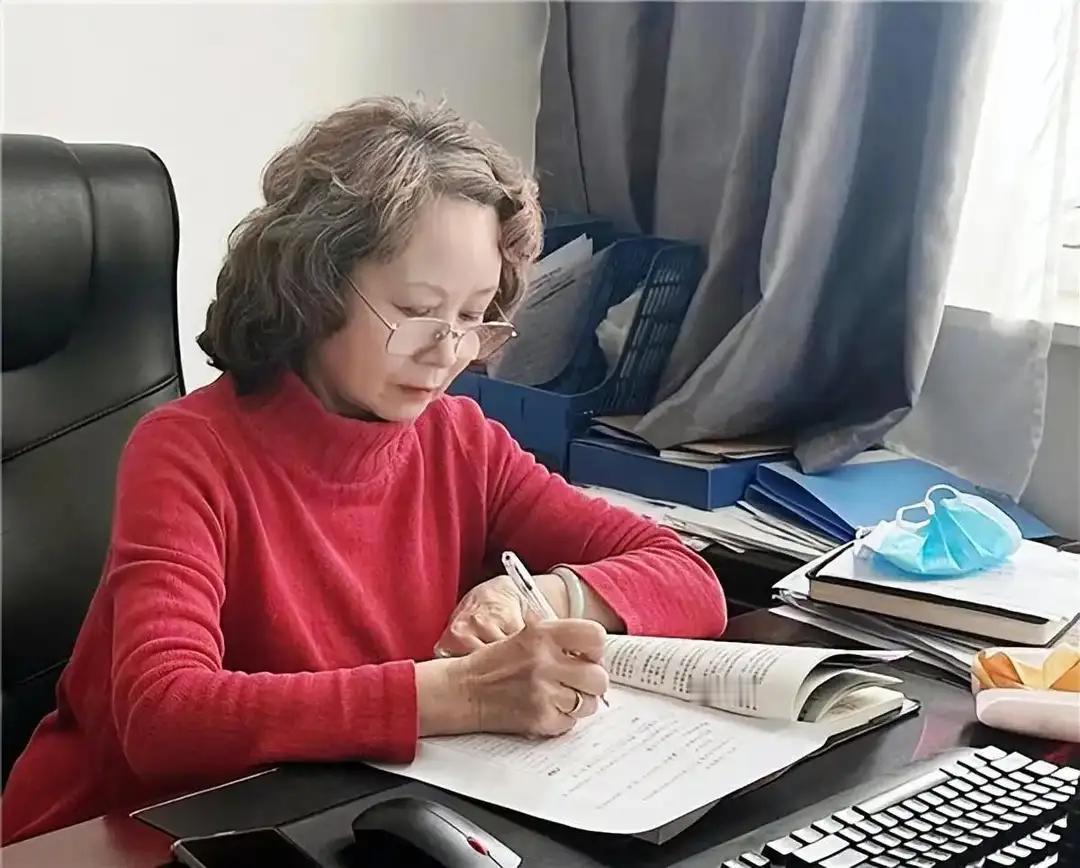 教师为啥叫“铁饭碗”，看完正高级35年教龄教师的收入，就明白了！这段文字详细介