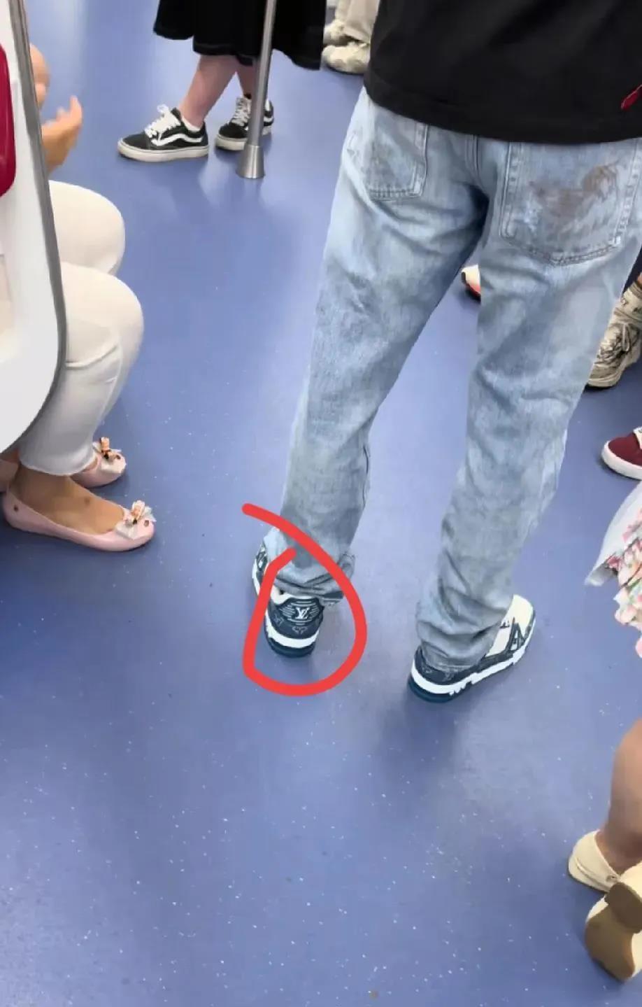 这是谁家的公子，出来体验生活了吗？