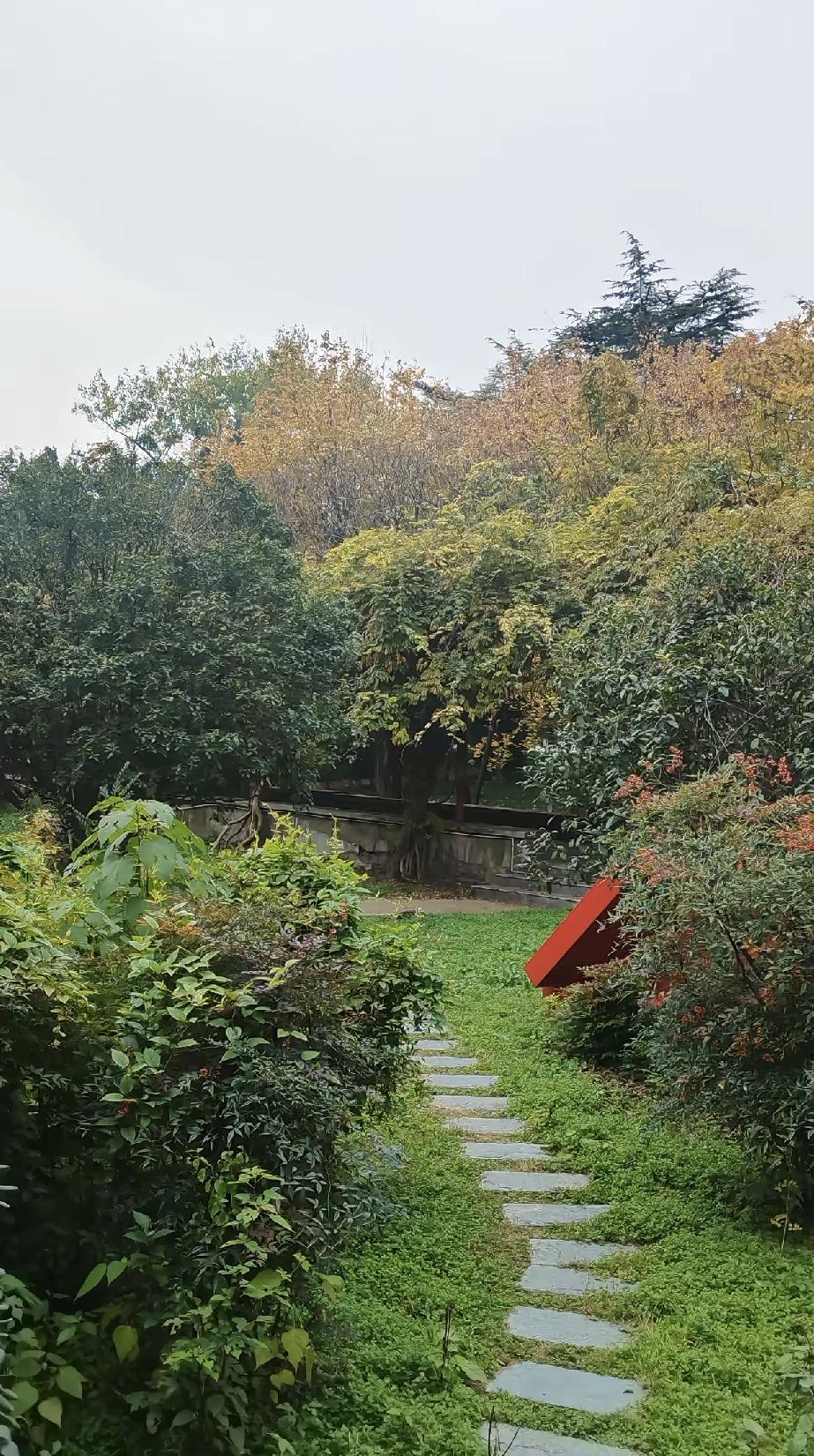 昨天闺女带回来个男的，我一看就气得不行。那男的看着挺斯文，有房有车，就是离过婚还