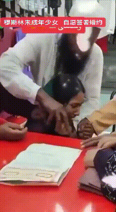 包办的婚姻让女孩当事人痛不欲生！这就是国外父母逼着孩子签约包办婚姻，孩子不想跳