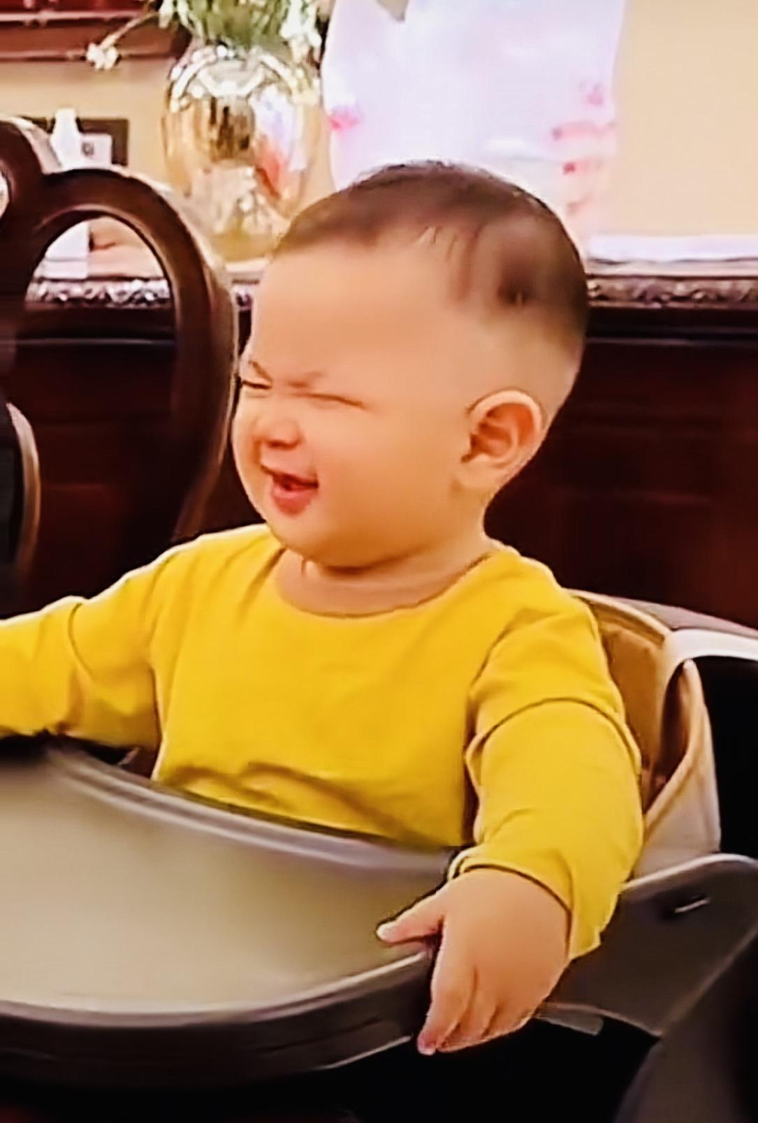 中俄混血小缇安太可爱了，每天都要刷他的视频，你瞧瞧他那淘气的小样子，将五官纵在一