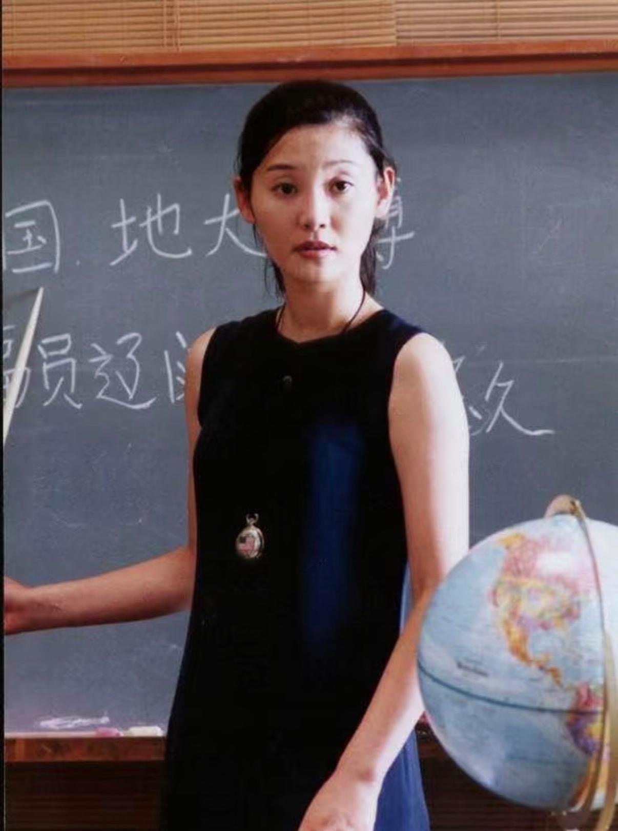 冯小刚和徐帆带着女儿徐朵一起拍杂志照片，一家三口罕见同框，许久未露面的徐朵又变美