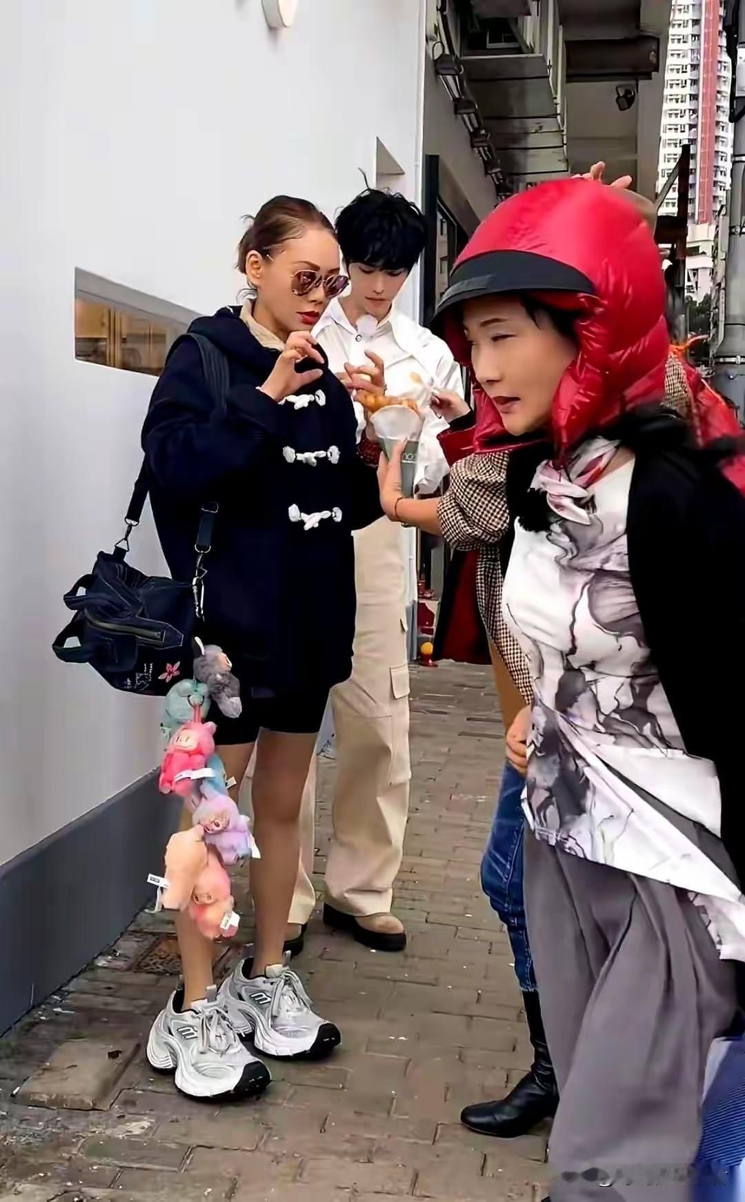 何赛飞长得太严厉了，尤其近几年。其实何赛飞就像她演的作品一样，看起来高高在上的，