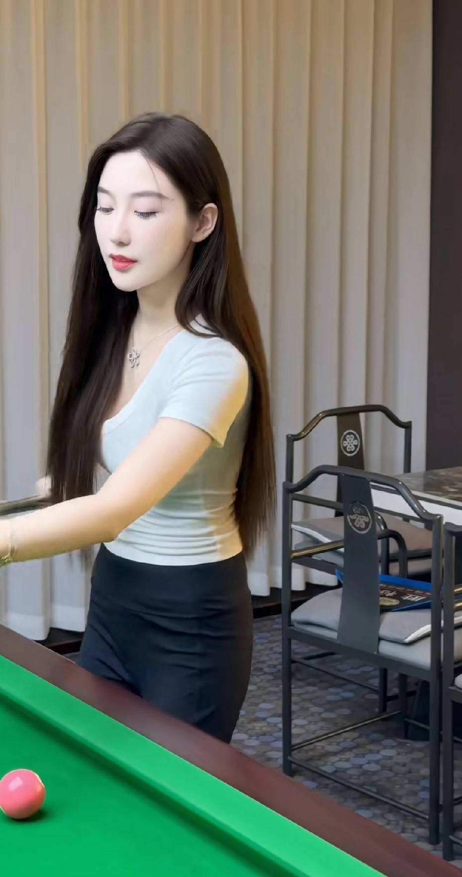 玉手抚琴弦，红唇点翠烟。