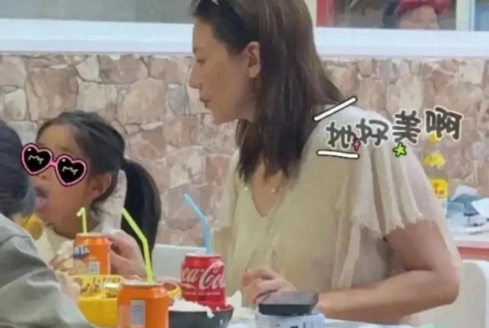高圆圆在巴塞罗那被偶遇，现身餐厅吃麻辣烫，优雅依旧如昔。她的生活接地气，经常光顾