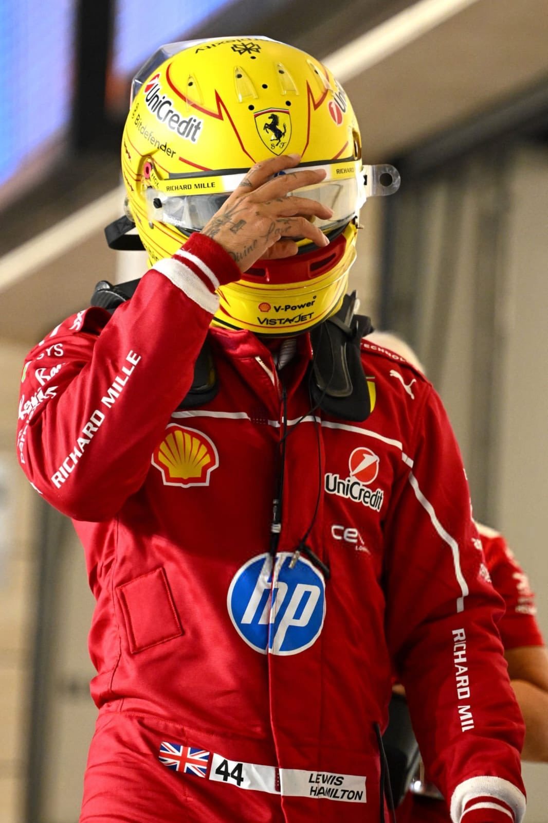 f1汉密尔顿冲刺赛排位赛后采访：今天这辆车开起来有多难？🎙️汉密尔顿：“和往