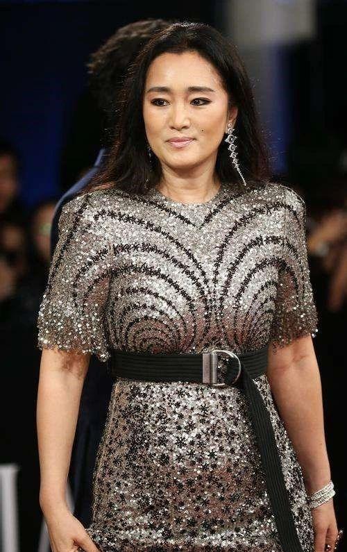 2018年，70岁的米歇尔拿着5个亿向52岁的巩俐求婚。巩俐却说：“我差的不是钱