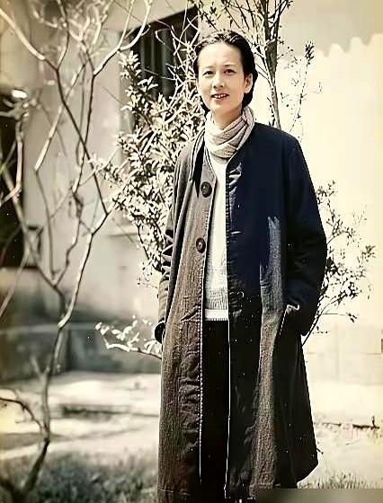 梁从诫把投诉信重重拍在桌上，指着电视画面发火：“我母亲根本不是这样的人！”当