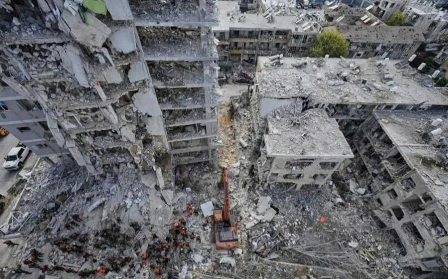 被伊朗中程弹道导弹多波次打击之后的以色列特拉维夫已经到处是残垣断壁。内塔尼亚胡