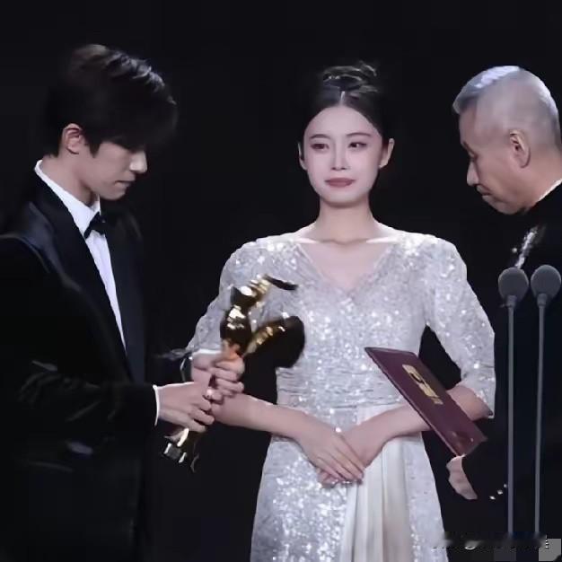 易烊千玺斩获影帝的瞬间，全网都在为他欢呼，可台上一个小姑娘却意外刷屏。