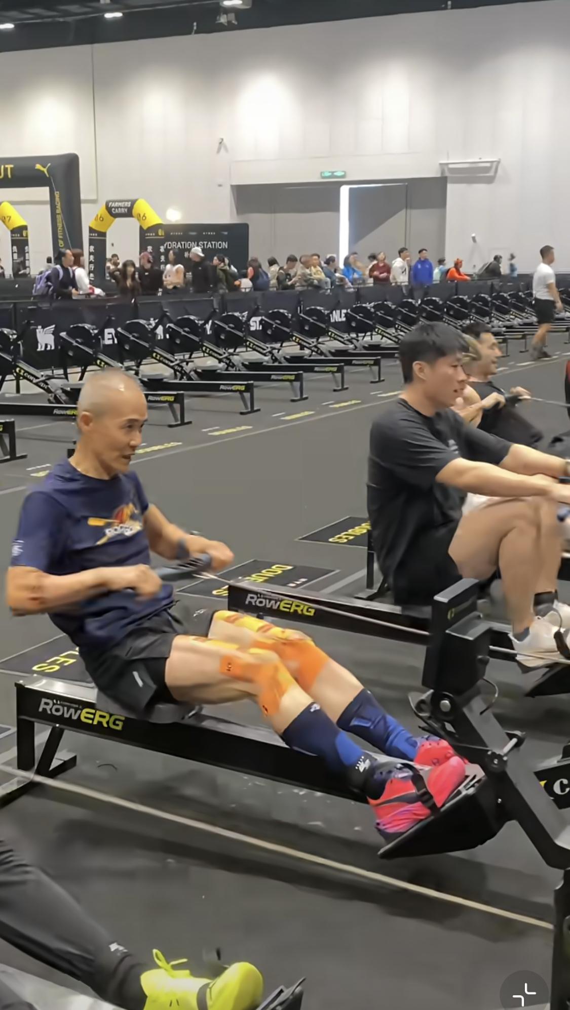 王石在健身房姿势比年轻人年轻人都标准，76岁年龄能做到这个速度很不容易了，除了划