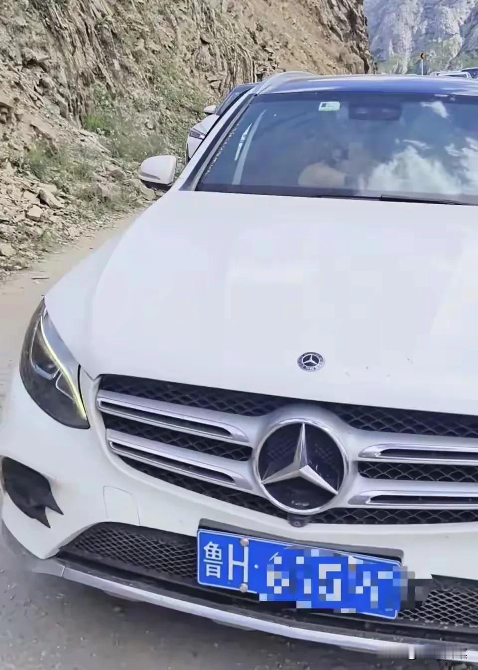 奔驰逆行超车逼停摩托，警方通报细节，双方和解失败，女司机麻烦大了！道路狭窄，