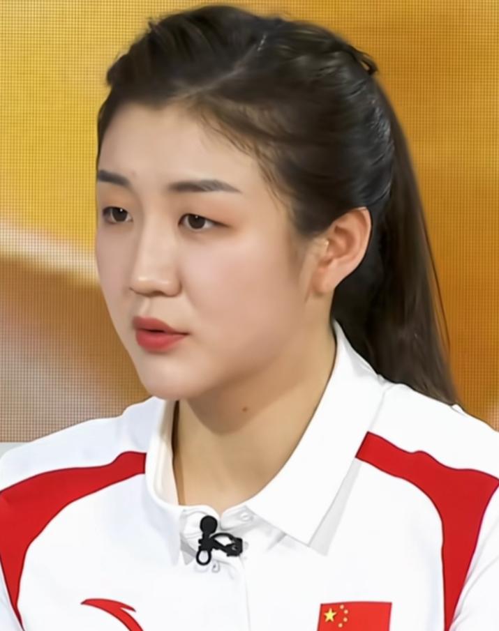 主持人问陈梦:“哪一场球输的是你最不能接受的？”陈梦说:“2021年的世乒赛。”