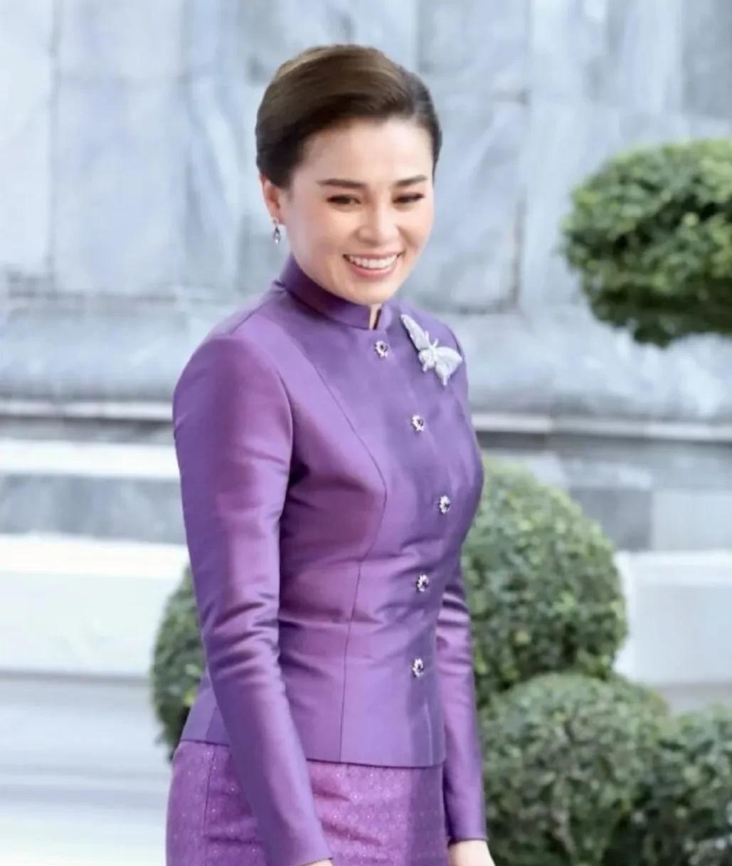 苏提达美丽亮相，泰王拿捏后宫苏提达和泰王一起出公务，泰国王室出了个公告，泰王给
