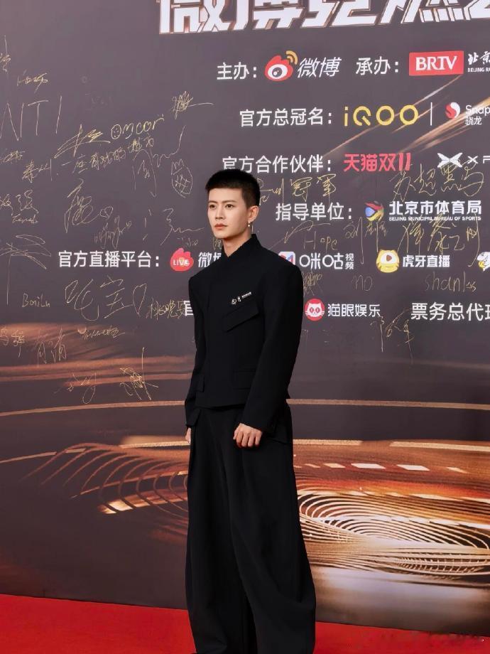 任嘉伦寸头配全黑西装亮相竞燃之夜，珍珠耳环增添质感，面部轮廓英气十足，被粉丝夸