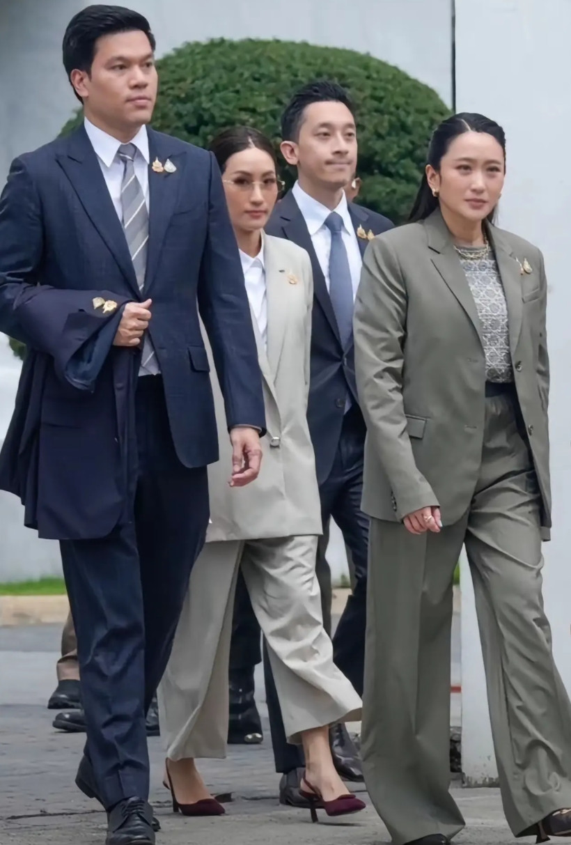很难得看到他信两位女儿及女婿的同框合影。大女儿萍通坦做生意、经商，颇为成功，大女