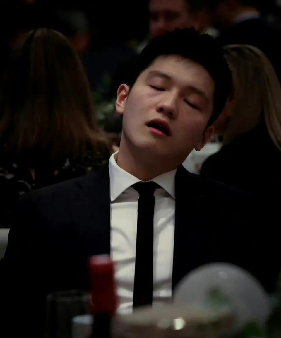 考古到这张照片，忍不住哈哈大笑！一身正装，西装革履，发型也帅得要命，本以为是霸