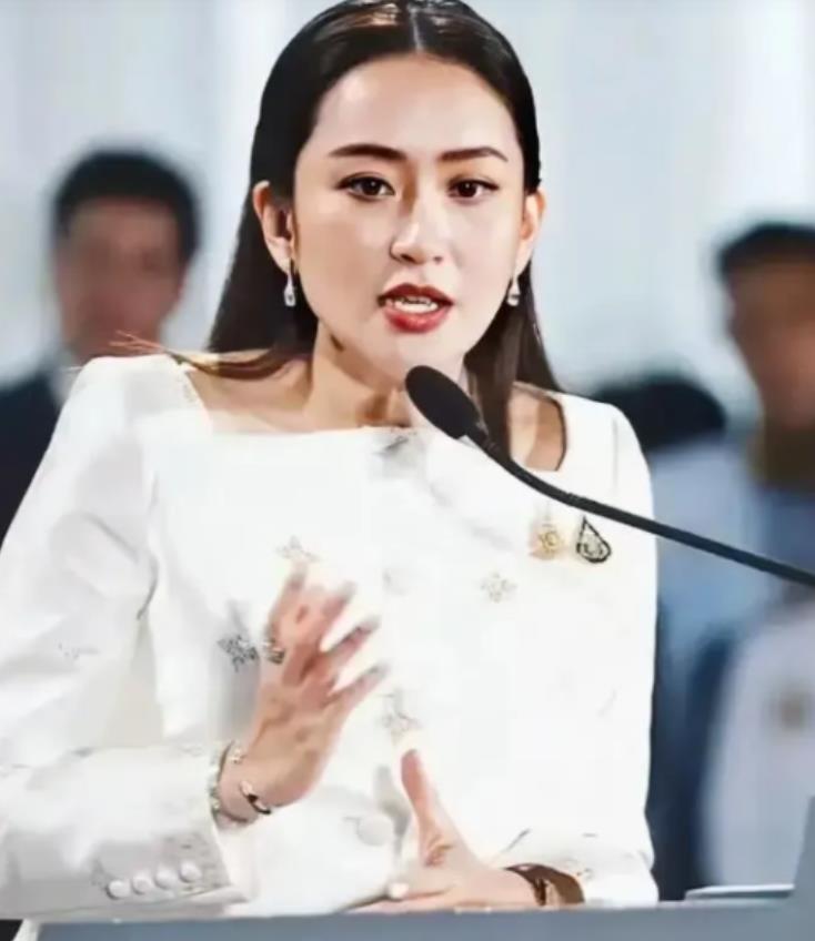 泰国传来最新消息！2025年7月16日，被停职的总理佩通坦・钦那瓦，让总理秘书长