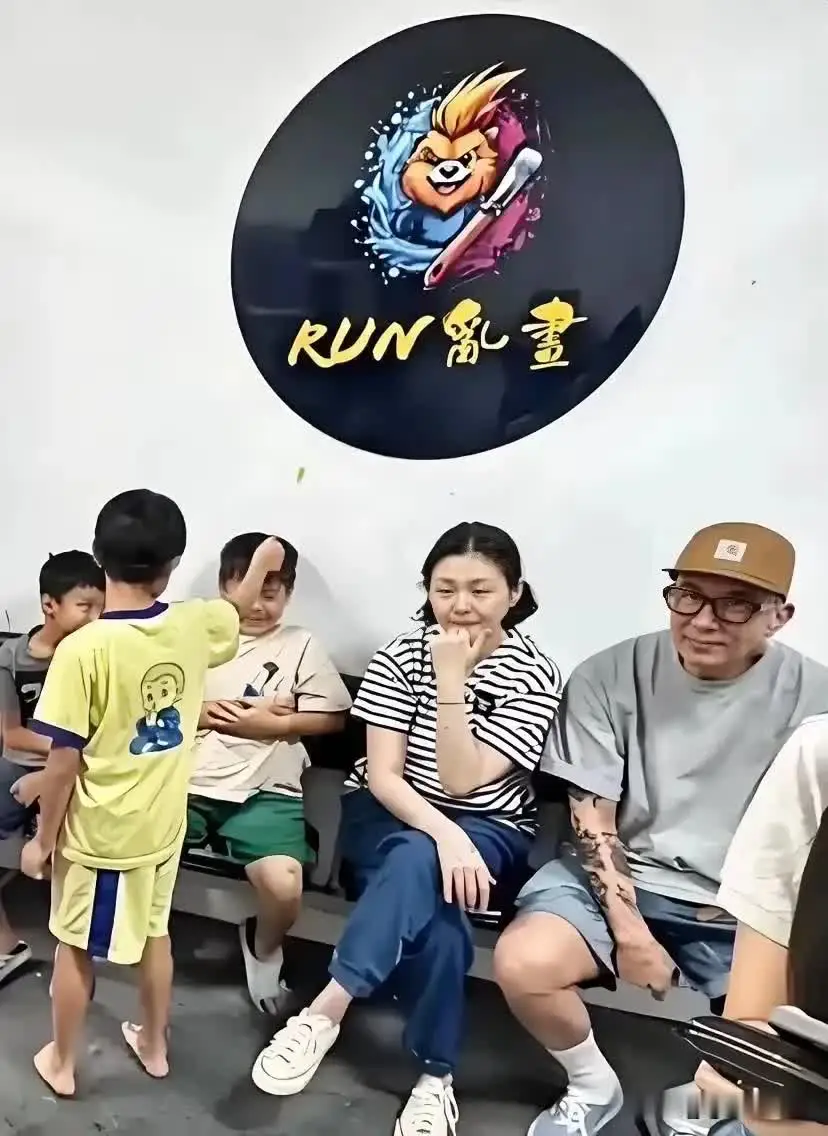 大S生前未修图的照片，和普通的50岁未美颜的同龄人一样，治愈了我的容貌焦虑，哪有