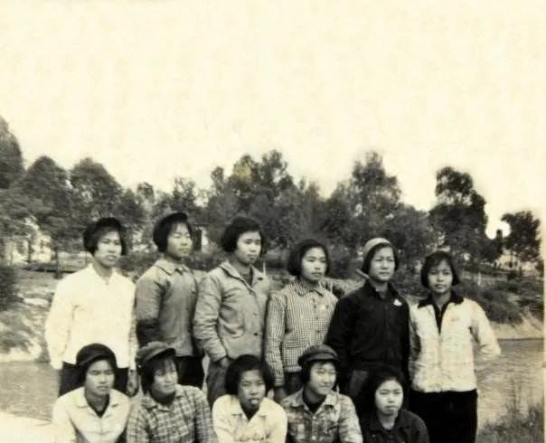 1978年，上海知青李明为了返城，和农村妻子提出离婚，他走那天妻女哀求：“带上我