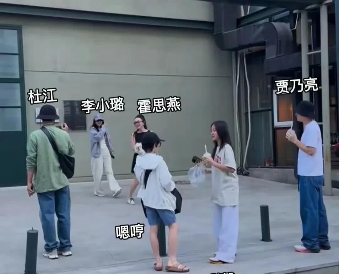 贾乃亮和李小璐罕见合体，一起带着甜馨外出旅游！5月3日，网友晒出一段视频，透露