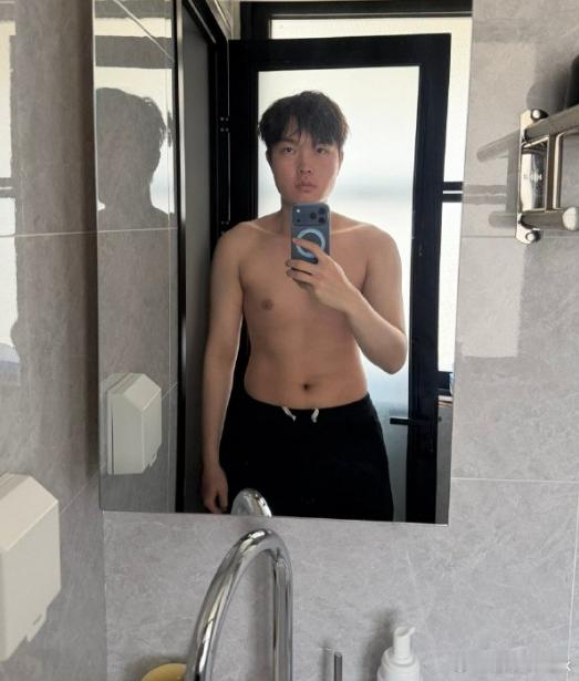 面对Bin晒“腹肌照”对标Gala，Gala回复：斌哥这天赋是真有说法的哥们只能