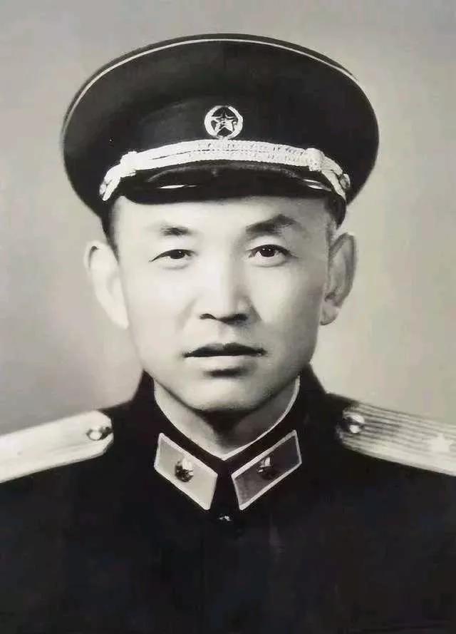 1951年,140师参谋长黎原因为打仗太厉害,资历却不够,军长为了提拔他,接连调