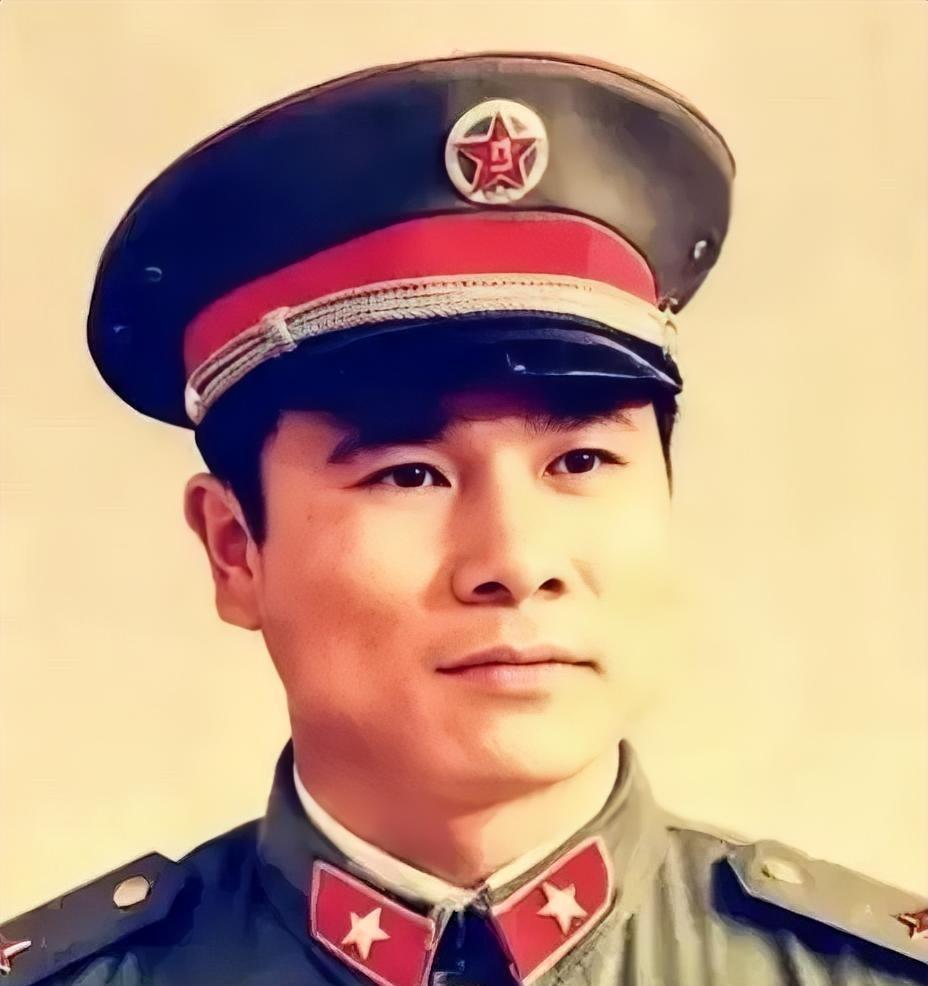 1979年撤退途中，负责护送重伤员的黄招强猛然察觉，身旁休息的队伍里不知何时混进