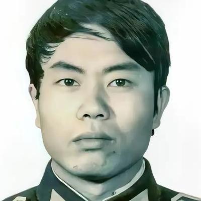 1985年，警察陈建军学会了抽烟、喝酒、打麻将，堪称“五毒俱全”，妻子伤心又不解