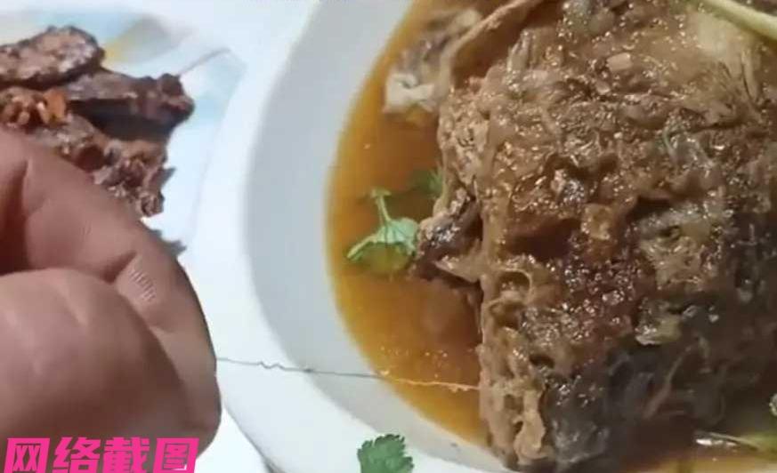 河南濮阳有男子和家人一起在一处饭店吃饭。只是让男子看到诧异的一幕，原来在男子