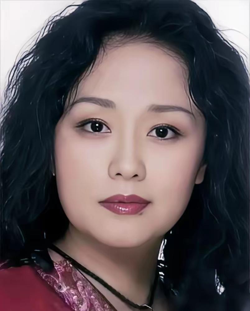 她的美貌在，70，80，90年代也可以说是无人能比的绝世美人，风情万种，妩媚动人